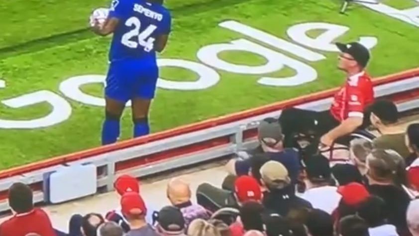 foto politia investigheaza caz ireal de abuz rasial cu un fan liverpool in scaun cu rotile in prim plan 68a0749cbcb08