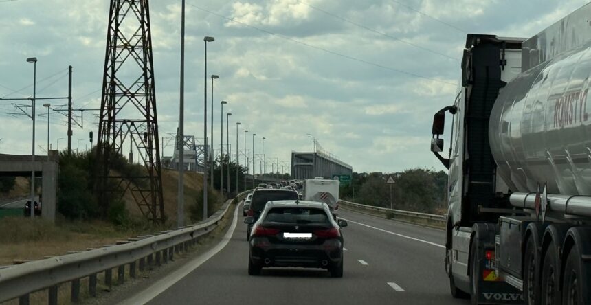 foto se circula bara la bara pe a2 dupa statia de taxare de la fetesti 68ab135db68eb