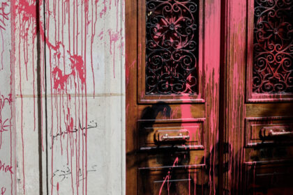 foto sediul companiei aeriene nationale israeliene de la paris vandalizat cand macron anunta cadouri hamasului acesta e rezultatul 6894da456cb0f