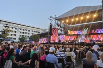 foto sute de constanteni si turisti asista la festivalul din mamaia in jurul scenei si al tribunelor cu spectatori in aceasta seara toate biletele au fost vandute 68aa01f3d8dc3
