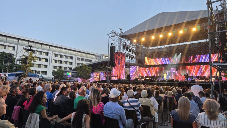 foto sute de constanteni si turisti asista la festivalul din mamaia in jurul scenei si al tribunelor cu spectatori in aceasta seara toate biletele au fost vandute 68aa01f3d8dc3