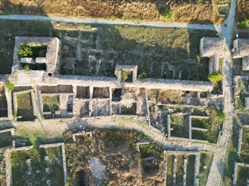 foto tezaur descoperit de arheologi la cetatea histria monede antice si bijuterii din metale pretioase din perioada romana au fost scoase la lumina 68a9d82b28f2c