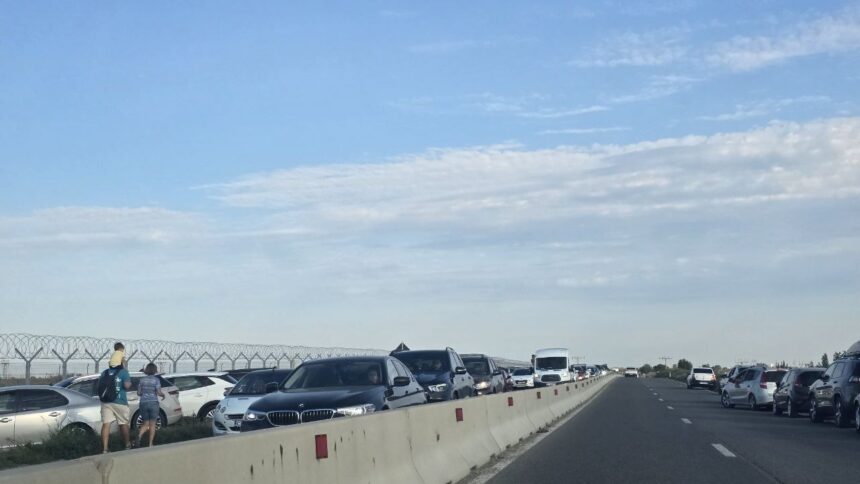 foto trafic de cosmar pe dn 2a spre aeroportul mihail kogalniceanu coloanele sunt de peste 5 km 688e471c21996