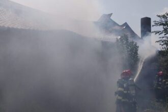 foto un incendiu violent a izbucnit la biserica evanghelica din orasul tandarei judetul ialomita 68a85d7c441d4