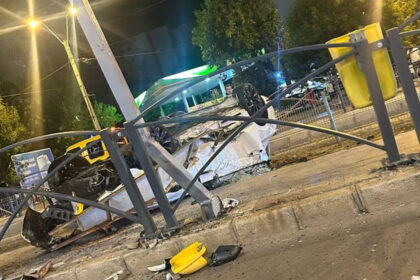 foto un tanar sofer a pierdut controlul masinii si s a rasturnat dupa ce a lovit un refugiu de tramvai in bucuresti 68ad586d1cfc2