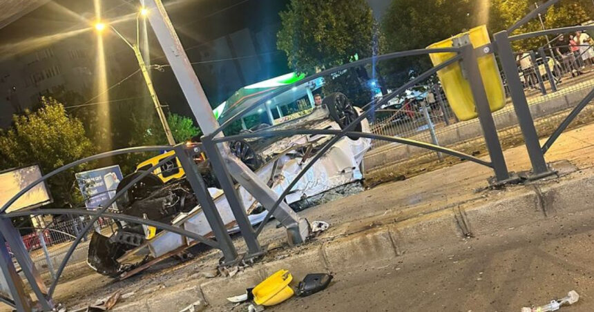 foto un tanar sofer a pierdut controlul masinii si s a rasturnat dupa ce a lovit un refugiu de tramvai in bucuresti 68ad586d1cfc2