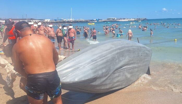 foto un velier de mici dimensiuni s a rasturnat la eforie nord au intervenit salvamarii 68a1dfd72485c