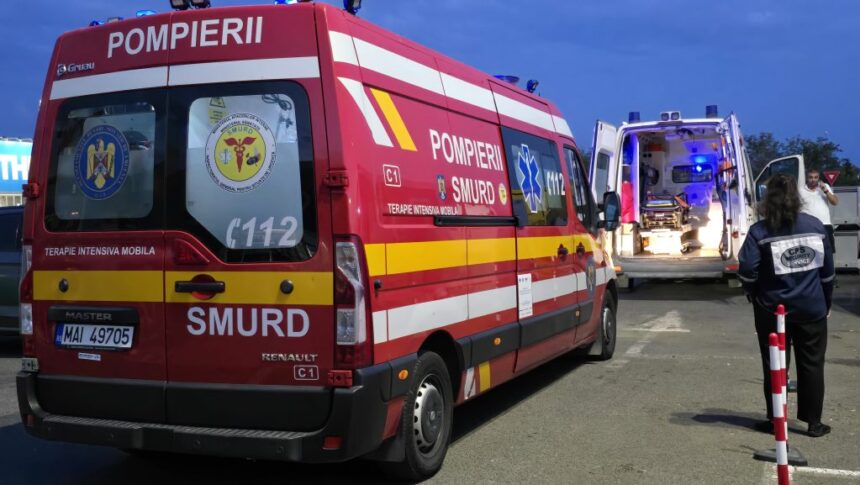foto unei persoane i s a facut rau in parcarea de la carrefour tom constanta barbatului i se efectueaza protocolul de resuscitare 68b484139962a