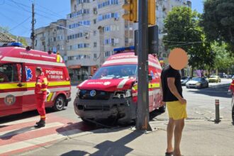 foto video accident cu o autospeciala smurd si un bmw la intersectia de la capela militara 68973c49e75ee