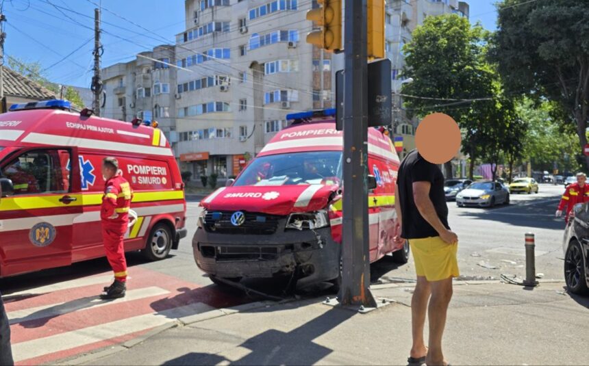 foto video accident cu o autospeciala smurd si un bmw la intersectia de la capela militara 68973c49e75ee