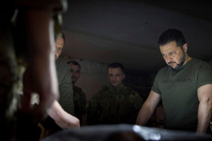 foto zelenski vizita intr o tabara militara din harkov ce spune despre mercenarii chinezi si pakistanezi care lupta de partea rusiei 6891184c4e991