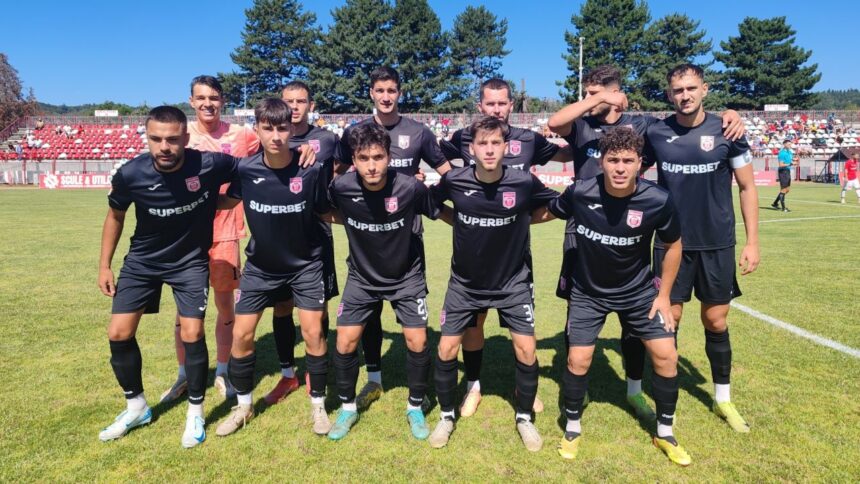 galerie foto cu fundas central de 15 ani integralist cs dinamo a obtinut prima victorie din liga 2 ayan anghel este din tulcea orasul unde fotbalul a murit 68973199c19ff