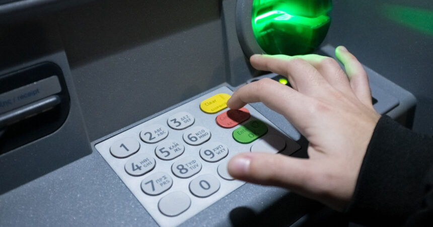 grecia bancile ar putea utiliza atm uri comune pentru a reduce costurile 6892db196e766