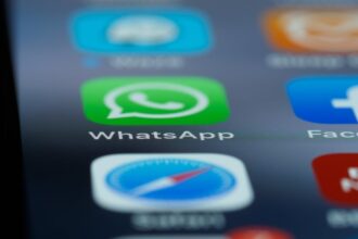 guvernul rus ordona ca o aplicatie de mesagerie sustinuta de stat sa fie preinstalata pe toate telefoanele si tabletele pentru a rivaliza cu whatsapp 68a71ea2a5593