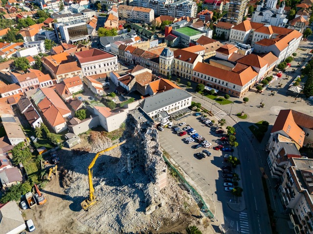 hotelul din romania construit de comunisti pe care nu l a vrut nimeni demolat videofoto 68a722ead179c