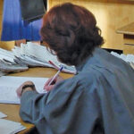 in timp ce guvernul reduce numarul bugetarilor si cheltuielile doua grefiere si un sofer se judeca cu diicot pentru diferente salariale cu dobanda 6893db957755d