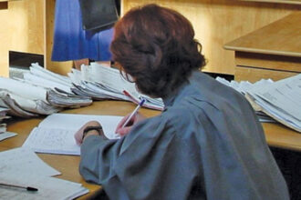 in timp ce guvernul reduce numarul bugetarilor si cheltuielile doua grefiere si un sofer se judeca cu diicot pentru diferente salariale cu dobanda 6893db957755d