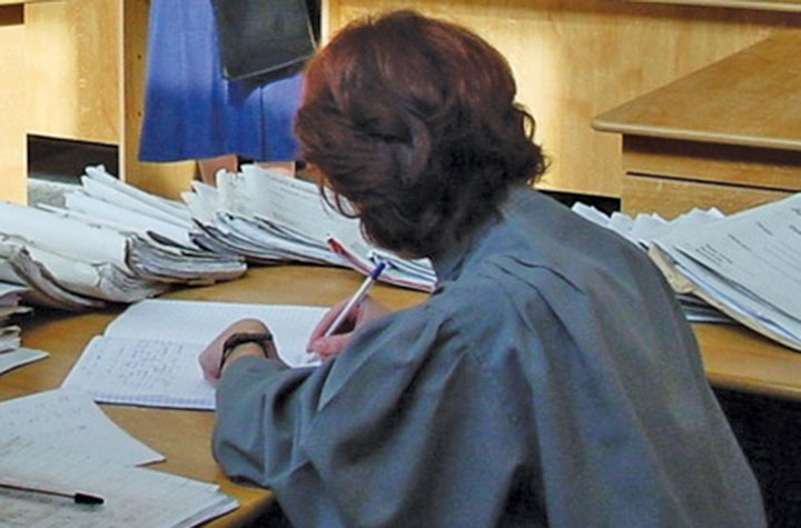 in timp ce guvernul reduce numarul bugetarilor si cheltuielile doua grefiere si un sofer se judeca cu diicot pentru diferente salariale cu dobanda 6893db957755d