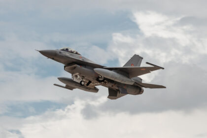 inca trei aeronave f 16 cumparate din norvegia au aterizat astazi in romania intra in dotarea bazei de la mihail kogalniceanu 68b08942a2f3b