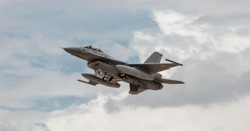 inca trei aeronave f 16 cumparate din norvegia au aterizat astazi in romania intra in dotarea bazei de la mihail kogalniceanu 68b08942a2f3b