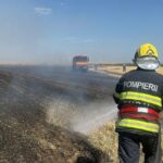 incendiu intre lanurile si ciocarlia o camioneta a luat foc iar flacarile s au extins la vegetatia uscata 689491222d27d