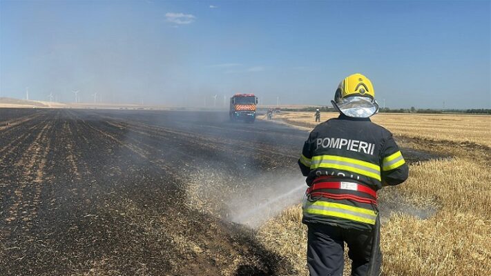 incendiu intre lanurile si ciocarlia o camioneta a luat foc iar flacarile s au extins la vegetatia uscata 689491222d27d