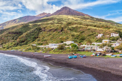 insula din italia unde caprele sunt o amenintare mai mare decat frecventele eruptii vulcanice localnicii sunt terorizati de animale 68ac237f1f879