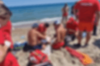 interventie de urgenta la saturn un adult si 2 copii scosi din valuri medicii se lupta sa salveze viata barbatului 68a0a7e7ed8e2