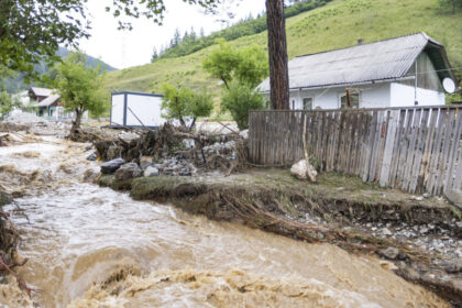 inundatiile din moldova sute de pompieri sunt in continuare la brosteni peste 1 000 de urgente doar in suceava de pe 27 iulie 6898e66428627