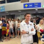 live campionul david popovici intampinat pe aeroportul henri coanda de oficialitati familie prieteni colegi si sustinatori 688faa1c1f67b