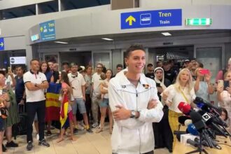 live campionul david popovici intampinat pe aeroportul henri coanda de oficialitati familie prieteni colegi si sustinatori 688faa1c1f67b