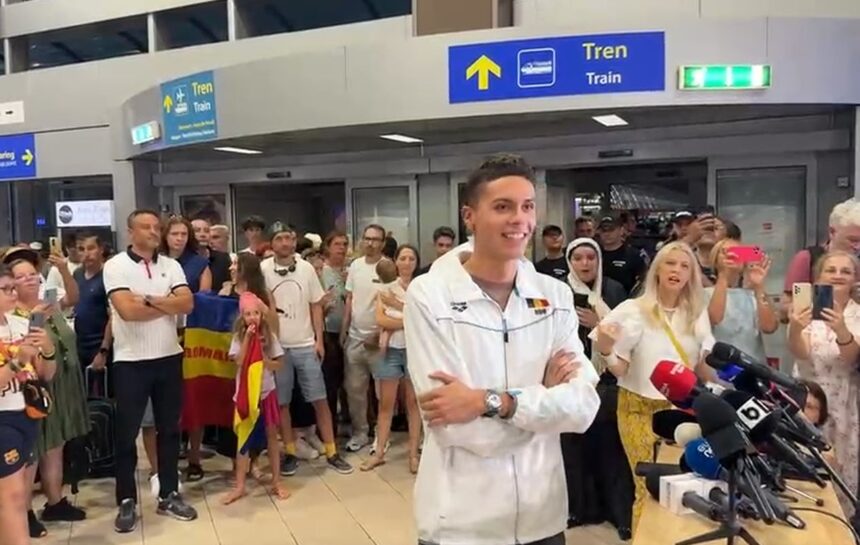 live campionul david popovici intampinat pe aeroportul henri coanda de oficialitati familie prieteni colegi si sustinatori 688faa1c1f67b