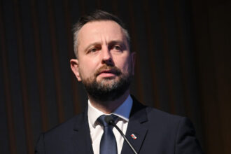 ministrul apararii polonez compara situatia din tara sa cu cea din romania dupa ce un obiect a explodat intr un lan de porumb 68a5a9c11af63