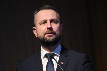 ministrul apararii polonez compara situatia din tara sa cu cea din romania dupa ce un obiect a explodat intr un lan de porumb 68a5a9c11af63