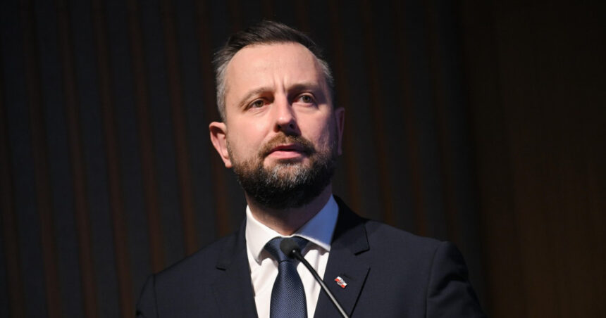 ministrul apararii polonez compara situatia din tara sa cu cea din romania dupa ce un obiect a explodat intr un lan de porumb 68a5a9c11af63