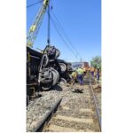 misiune dificila la agigea muncitori si macarale grele mobilizati pentru repunerea pe sine a vagoanelor deraiate 688f841a55f9b
