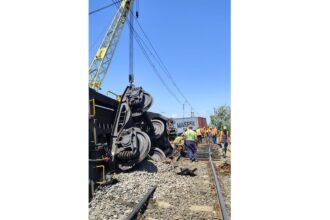 misiune dificila la agigea muncitori si macarale grele mobilizati pentru repunerea pe sine a vagoanelor deraiate 688f841a55f9b