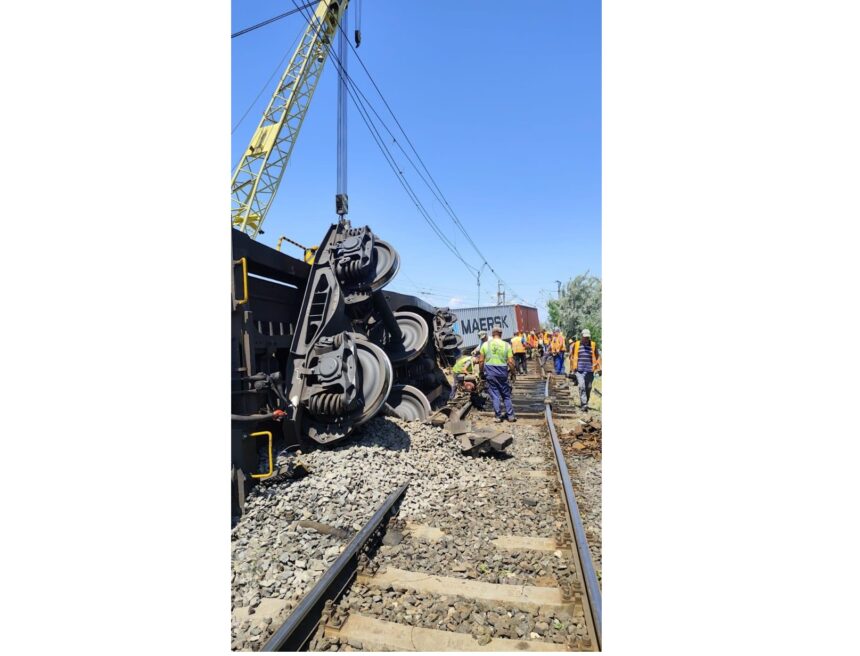 misiune dificila la agigea muncitori si macarale grele mobilizati pentru repunerea pe sine a vagoanelor deraiate 688f841a55f9b