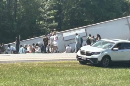 morti si raniti inclusiv copii dupa ce un autocar care venea de la cascada niagara s a rasturnat in statul new york 68a8dc6dd725e