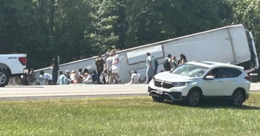 morti si raniti inclusiv copii dupa ce un autocar care venea de la cascada niagara s a rasturnat in statul new york 68a8dc6dd725e