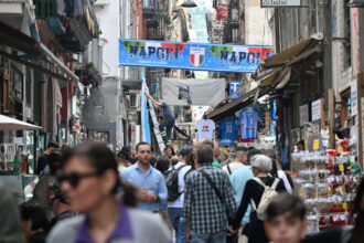 napoli este mort cum distruge turismul excesiv centrul istoric al oraselor din italia vechile cartiere sunt mall uri in aer liber 68b139a821412