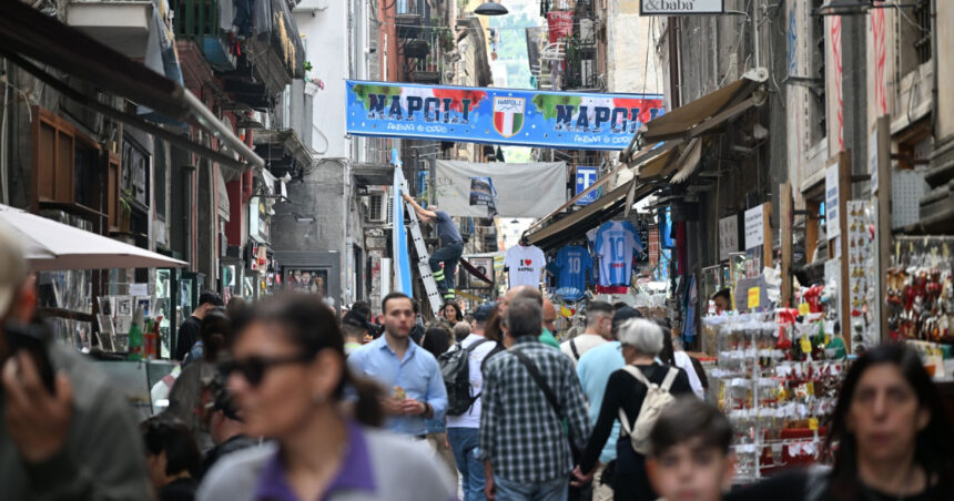 napoli este mort cum distruge turismul excesiv centrul istoric al oraselor din italia vechile cartiere sunt mall uri in aer liber 68b139a821412