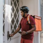 numarul persoanelor care aleg sa gateasca sau sa comande mancare acasa a crescut schimbarea afecteaza restaurantele insa aduce castiguri pentru supermarketuri si platformele de livrare 68a6dd919f31a