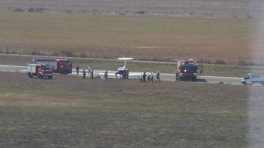 o aeronava scoala a avut probleme la aterizare pe aeroportul tuzla pilotul a reusit sa ajunga in siguranta la sol 68a5cb90718d7