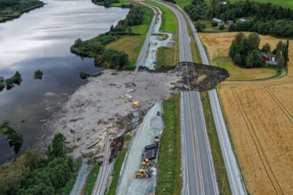 o alunecare de teren a distrus o portiune de autostrada si zeci de metri de cale ferata in norvegia un om a murit 68b3470ed86cb
