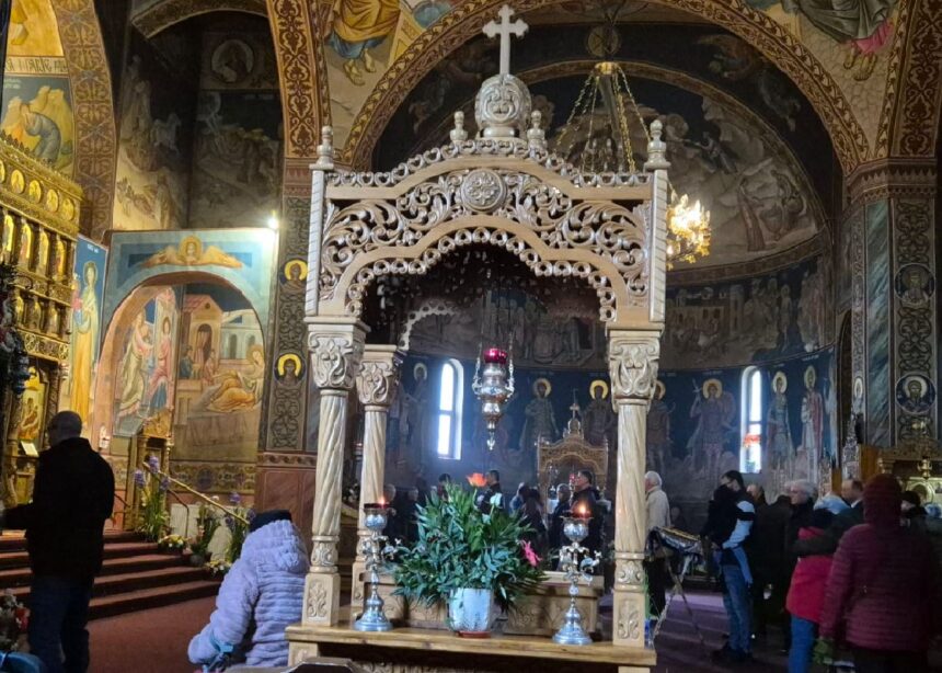 o biserica a fost jefuita de un adolescent a furat bani un flex si o drujba 688cc4e683f42