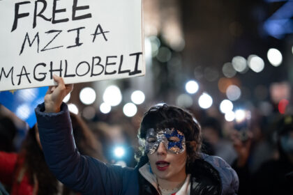 o jurnalista din georgia a fost condamnata la 2 ani de inchisoare pentru ca a lovit un politist 6893af7ce18fe