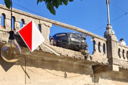 o masina a rupt balustrada si a fost aproape de a cadea in raul bega de pe un pod din timisoara accidentul posibil facut intentionat 68978c1620a3f