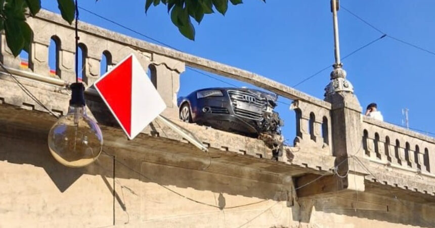 o masina a rupt balustrada si a fost aproape de a cadea in raul bega de pe un pod din timisoara accidentul posibil facut intentionat 68978c1620a3f