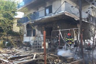 o rulota a luat foc in mamaia nord incendiul s a extins la un apartament de bloc 68a32ae0a0ef2